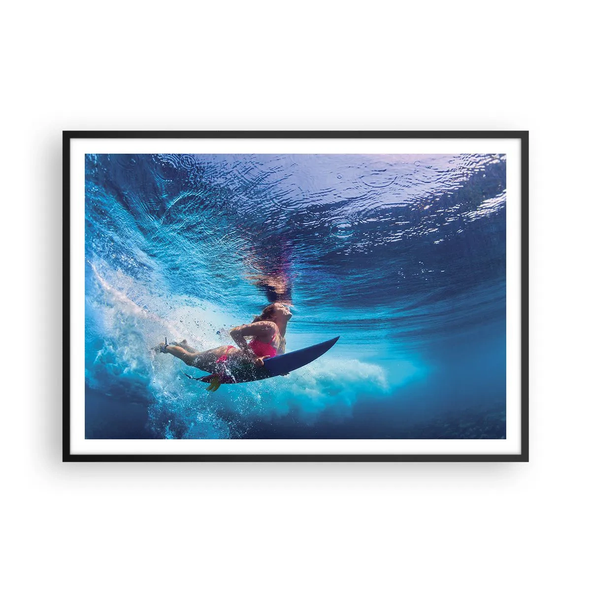 Affiche dans un cadre noir - Poster - Un surfeur sous l'eau dans une composition dynamique aux tons bleus. - 100x70cm - Joie profonde - Décoration murale moderne pour le salon et la chambre ARTTOR