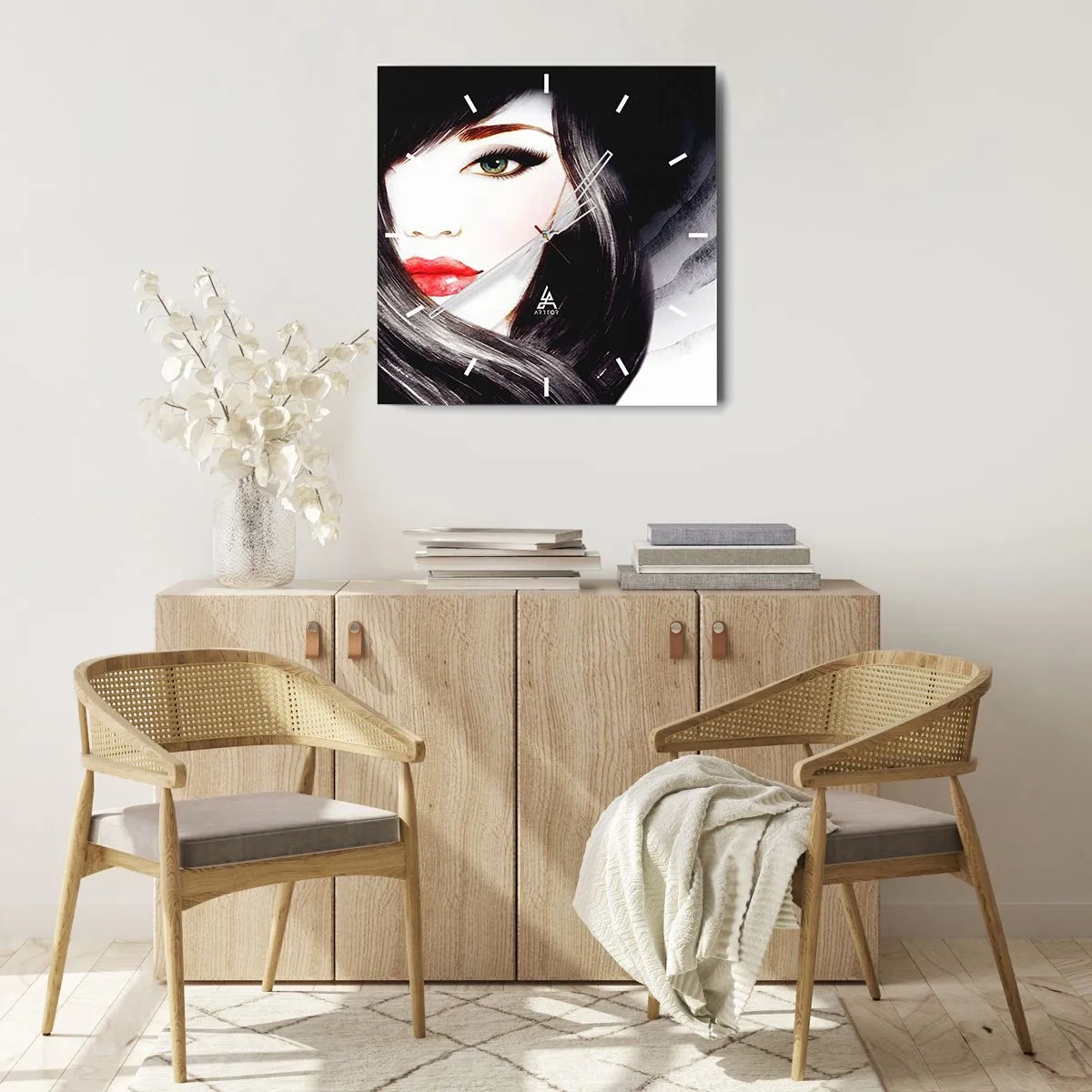 Horloge murale - Pendule murale - Portrait d'une femme au regard expressif et aux lèvres rouges - 30x30cm - Aspect saphir - Décoration murale moderne pour le salon et la chambre ARTTOR