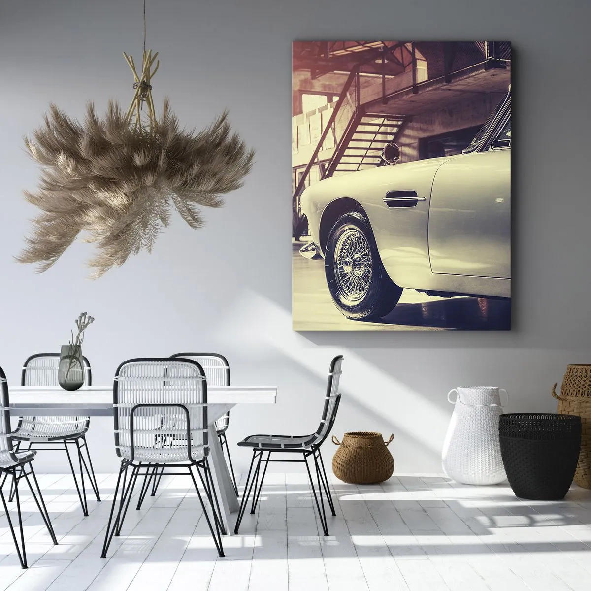 Impression sur toile - Image sur toile - Une voiture classique dans un garage élégant avec un intérieur industriel - 80x120cm - Les classiques ne vieillissent pas - Décoration murale moderne pour le salon et la chambre ARTTOR