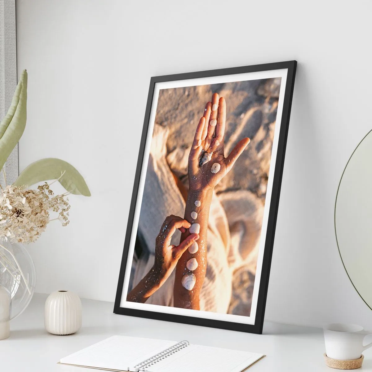 Affiche dans un cadre noir - Poster - La beauté à portée de main - 40x50 cm