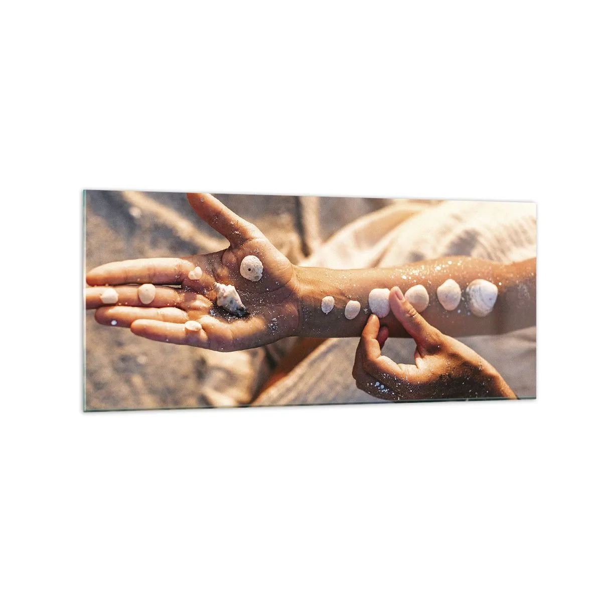 Impression sur verre - Image sur verre - Mains avec des coquillages disposés sur le fond de sable - 120x50cm - La beauté à portée de main - Décoration murale moderne pour le salon et la chambre ARTTOR