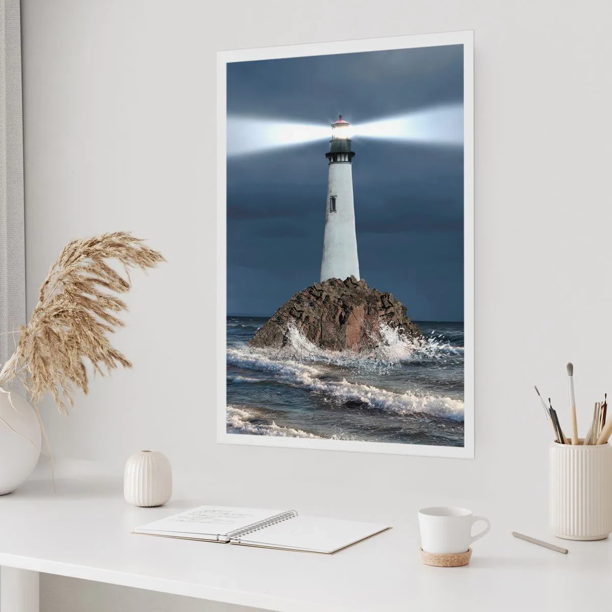 Affiche - Poster - Un phare sur un rocher au milieu des vagues agitées - 50x70cm - I… i… ici ! - Décoration murale moderne pour le salon et la chambre ARTTOR