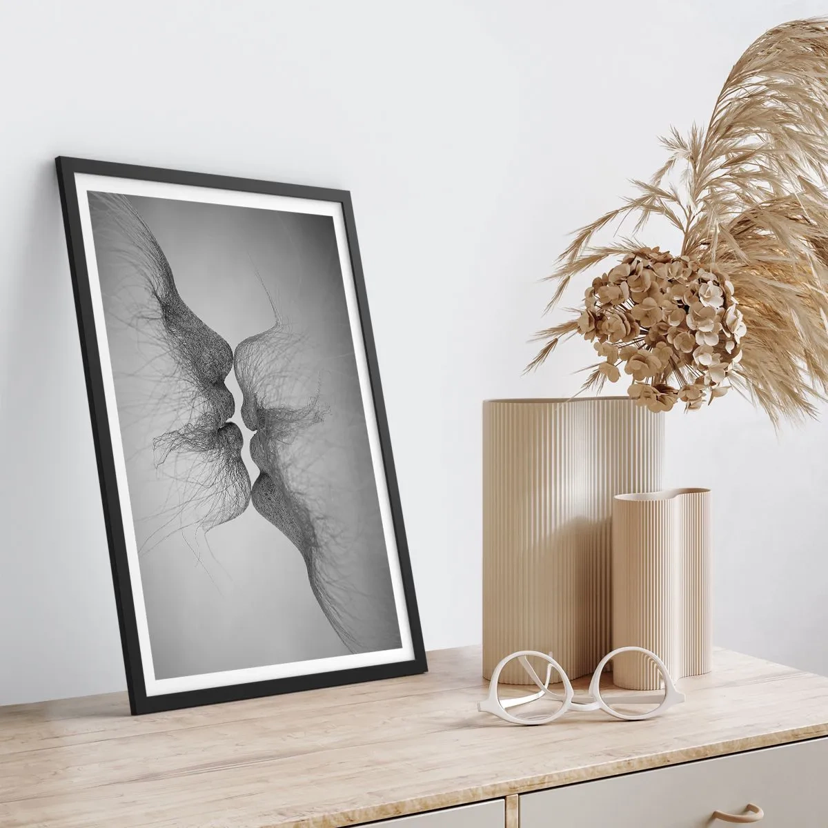 Affiche dans un cadre noir - Poster - Visages abstraits en train de s'embrasser, noir et blanc - 50x70cm - La bise du vent - Décoration murale moderne pour le salon et la chambre ARTTOR