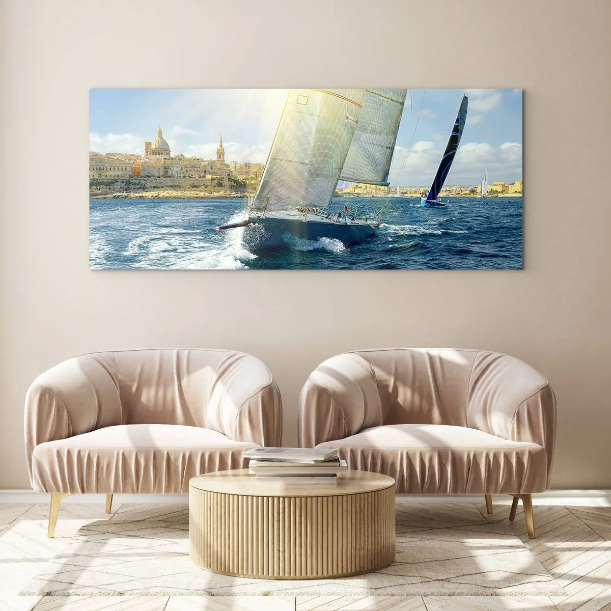 Impression sur verre - Image sur verre - Course de yachts sur fond de côte ensoleillée - 120x50cm - Il est temps de quitter la ville - Décoration murale moderne pour le salon et la chambre ARTTOR