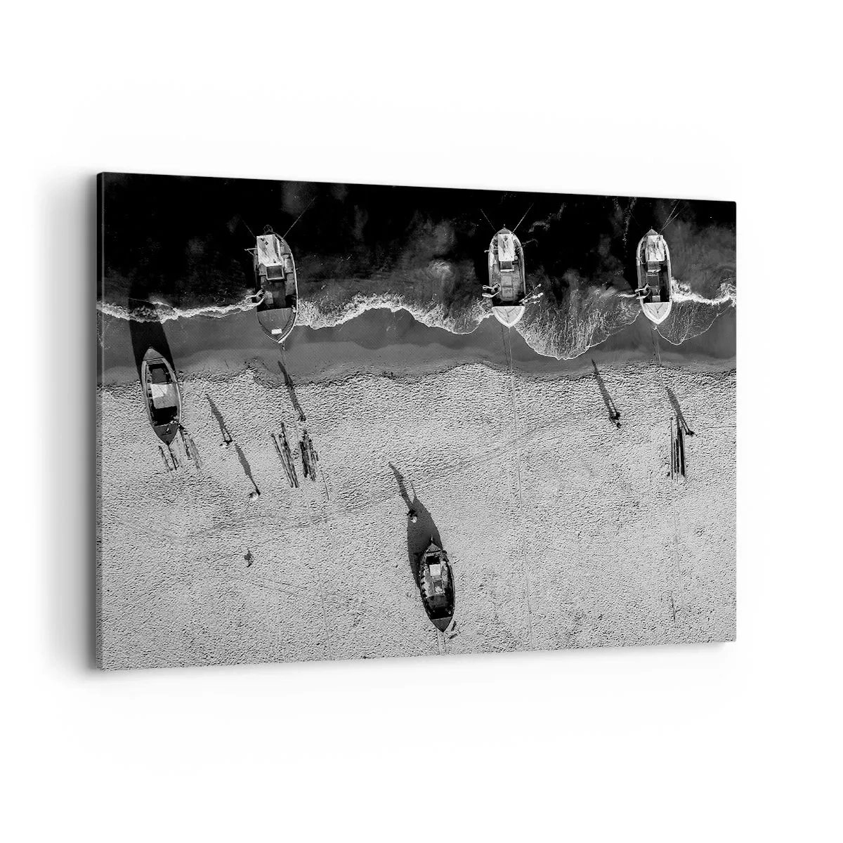 Impression sur toile - Image sur toile - Vue aérienne en noir et blanc de bateaux sur la plage - 100x70cm - Toujours sur le rivage… - Décoration murale moderne pour le salon et la chambre ARTTOR