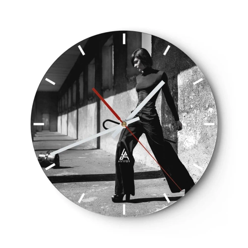 Horloge murale - Pendule murale - Photographie en noir et blanc d'une femme dans une tenue élégante dans un cadre industriel. - 30x30cm - Élégance urbaine - Décoration murale moderne pour le salon, la cuisine et la chambre ARTTOR