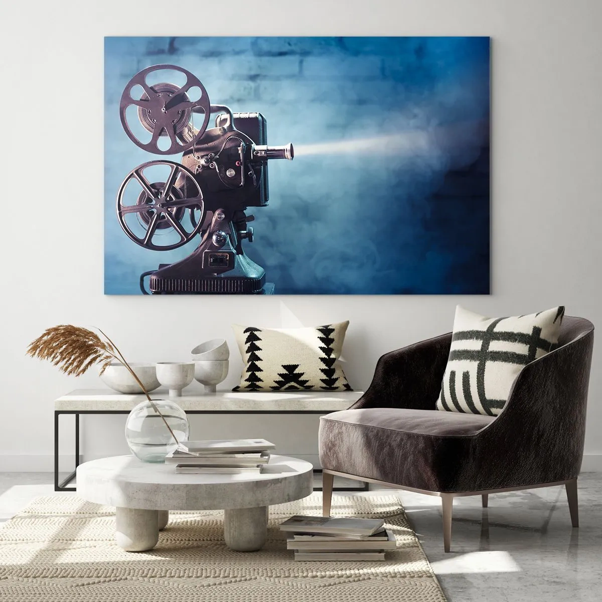 Impression sur verre - Image sur verre - Une caméra de cinéma de style rétro contre un mur bleu - 70x50cm - Dans un vieux cinéma - Décoration murale moderne pour le salon et la chambre ARTTOR