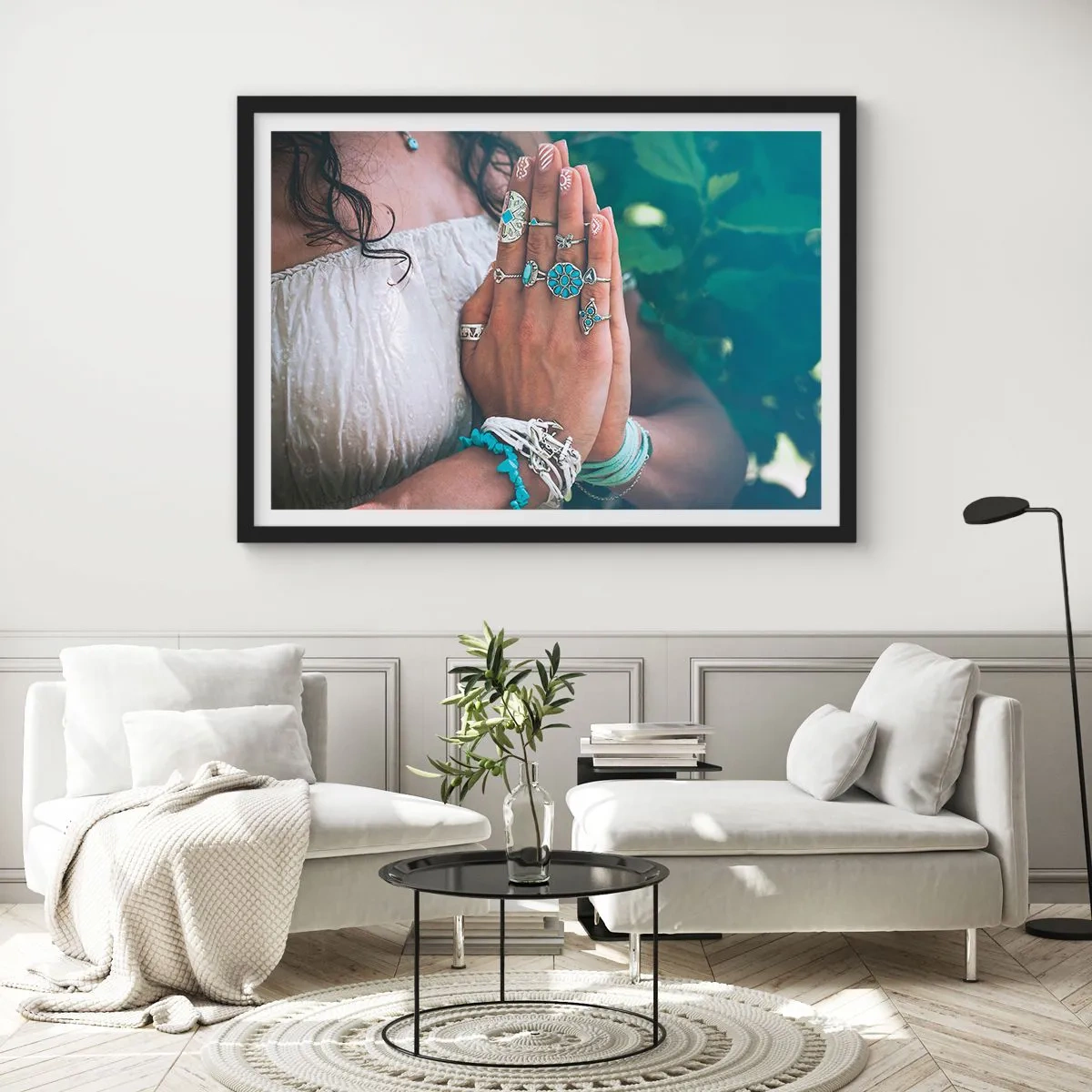 Affiche dans un cadre noir - Poster - Mains décorées de bijoux bohèmes - 70x50cm - Bienvenue au centre du bien-être - Décoration murale moderne pour le salon et la chambre ARTTOR