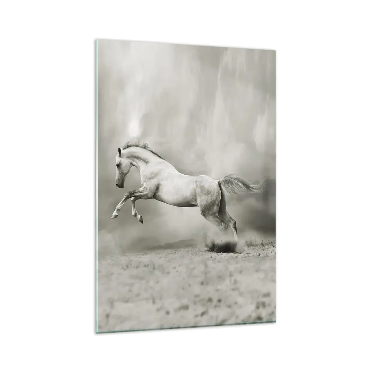 Impression sur verre - Image sur verre - Un cheval blanc dans un saut dynamique sur fond de nuages brumeux. - 80x120cm - Entre le réveil et le sommeil - Décoration murale moderne pour le salon et la chambre ARTTOR