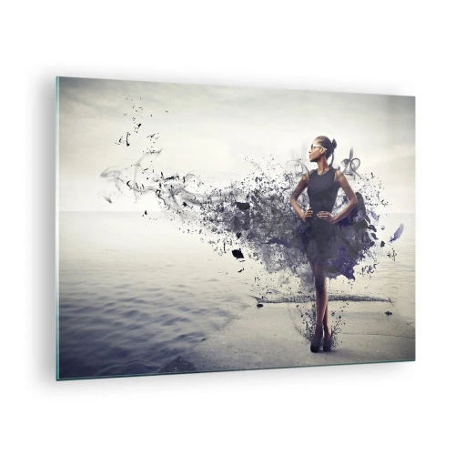 Impression sur verre - Image sur verre - Une femme dans une robe floue sur fond d'eau calme - 70x50cm - Vénus africaine - Décoration murale moderne pour le salon et la chambre ARTTOR