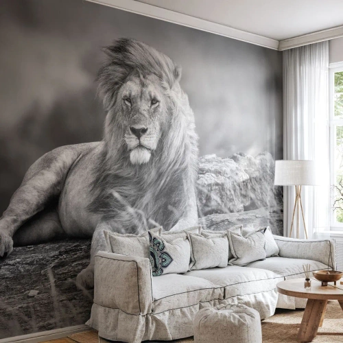 Papier Peint Photo Premium Sand - Un lion majestueux dans un style noir et blanc - 100x70cm - Sieste royale - Décoration murale moderne pour le salon et la chambre ARTTOR