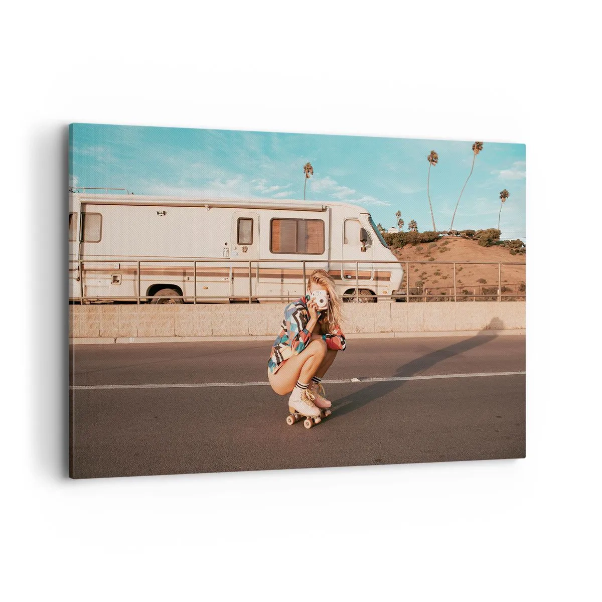 Impression sur toile - Image sur toile - Une fille sur des patins à roulettes prenant une photo par une journée ensoleillée. - 120x80cm - Souriez s'il-vous-plait! - Décoration murale moderne pour le salon et la chambre ARTTOR