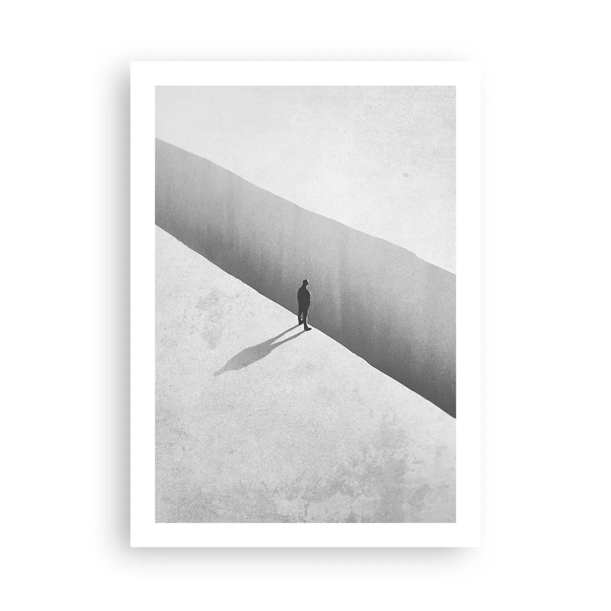 Affiche - Poster - Une figure debout au-dessus d'un précipice dans un décor monochrome - 50x70cm - Un objectif clair - Décoration murale moderne pour le salon et la chambre ARTTOR
