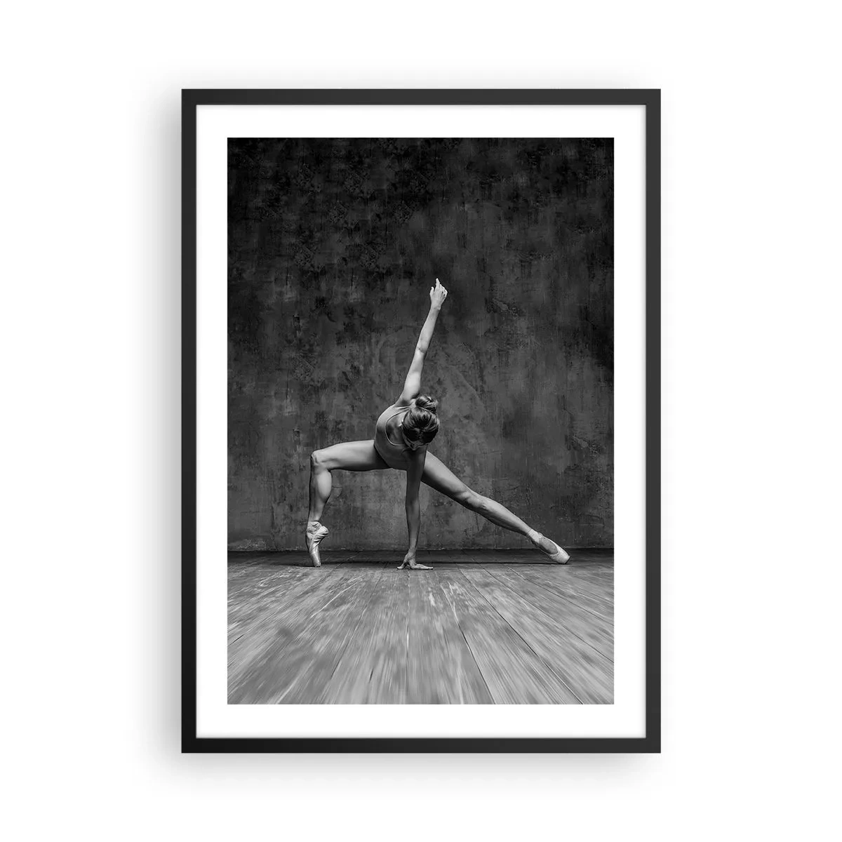 Affiche dans un cadre noir - Poster - Une ballerine noire et blanche dans une pose dynamique contre un mur brut. - 50x70cm - Balance idéale - Décoration murale moderne pour le salon et la chambre ARTTOR