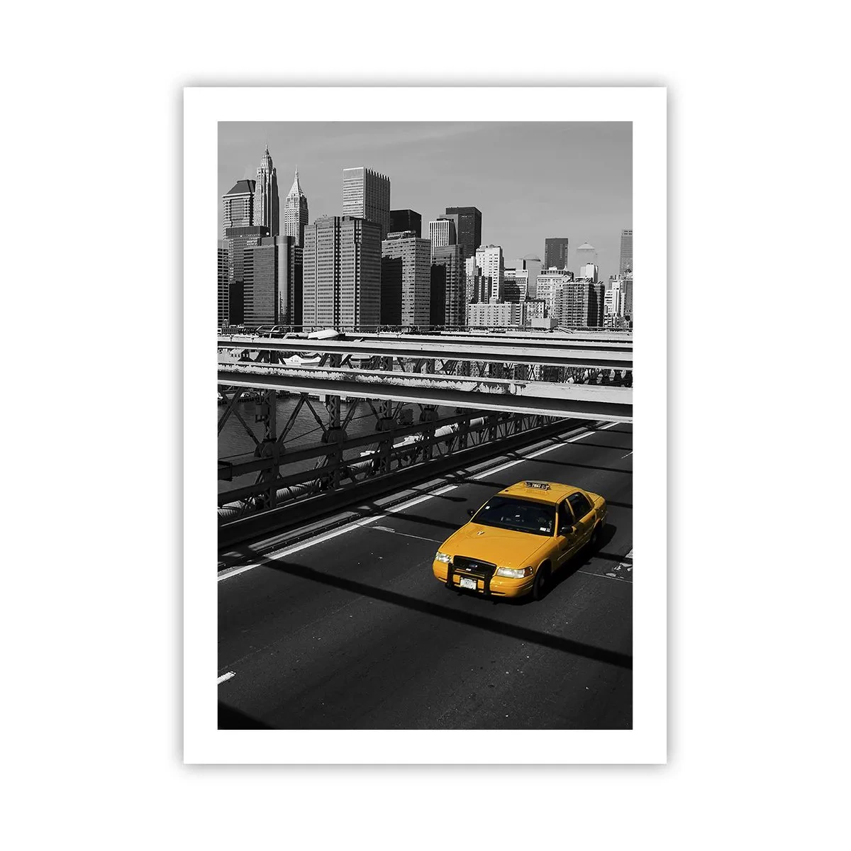 Affiche - Poster - Un taxi jaune sur un fond de ville noir et blanc - 50x70cm - Couleur de la grande ville - Décoration murale moderne pour le salon et la chambre ARTTOR