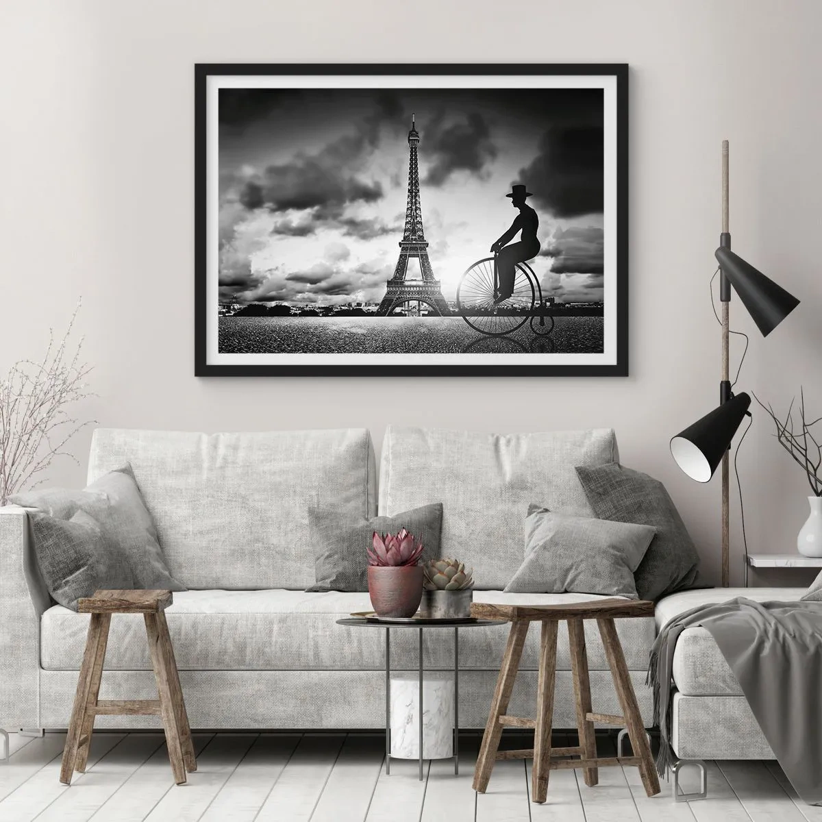 Affiche dans un cadre noir - Poster - Image en noir et blanc d'un vélo rétro avec la tour Eiffel en arrière-plan - 100x70cm - Nostalgie de la Belle Epoque - Décoration murale moderne pour le salon et la chambre ARTTOR