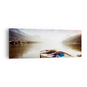 Impression sur toile - Image sur toile - Un bateau sur la rive d'un lac avec vue sur les montagnes le matin - 140x50cm - Au bord de la grande et limpide eau - Décoration murale moderne pour le salon et la chambre ARTTOR