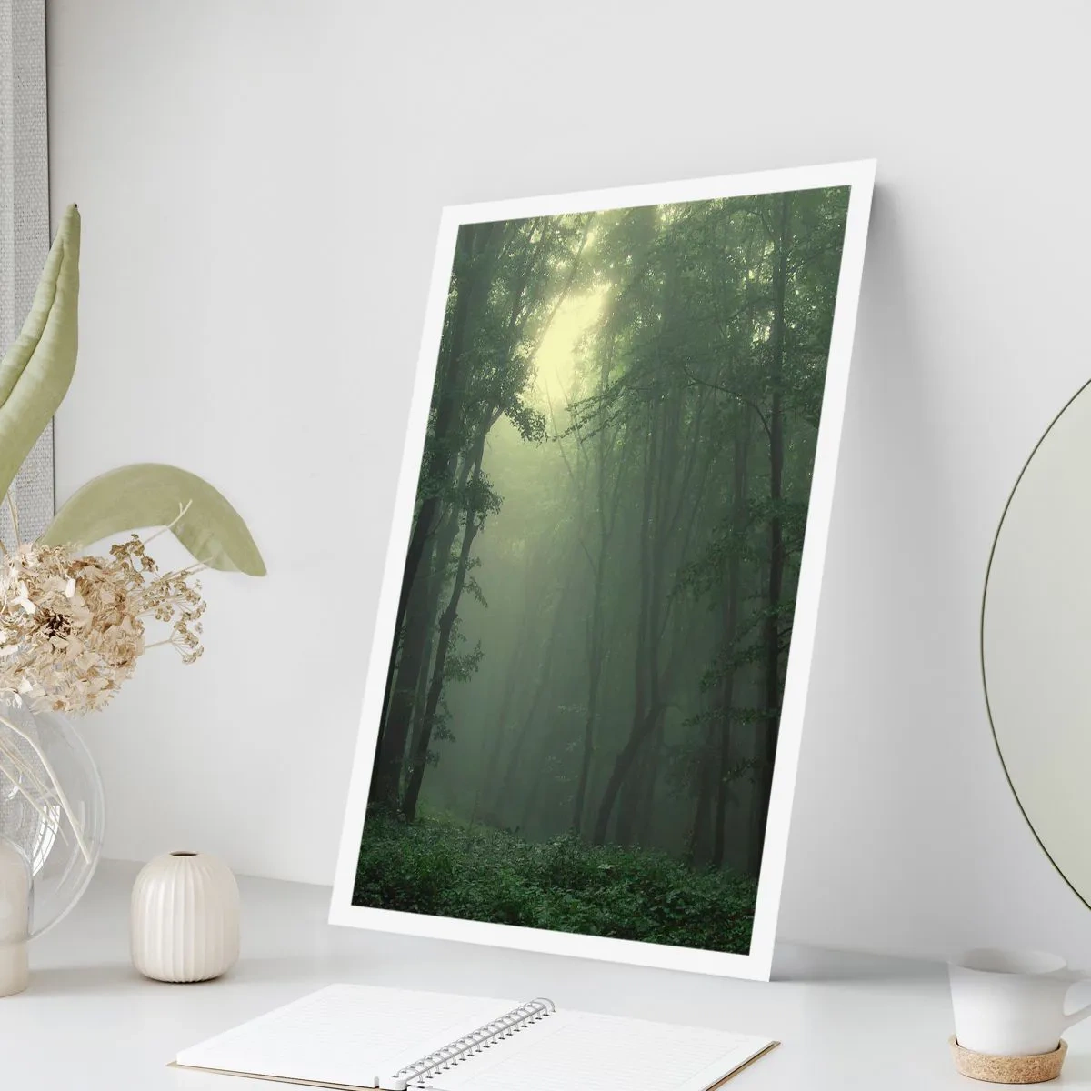 Affiche - Poster - Arbres brumeux dans une forêt verte - 50x70cm - Avant qu'il ne se réveille - Décoration murale moderne pour le salon et la chambre ARTTOR