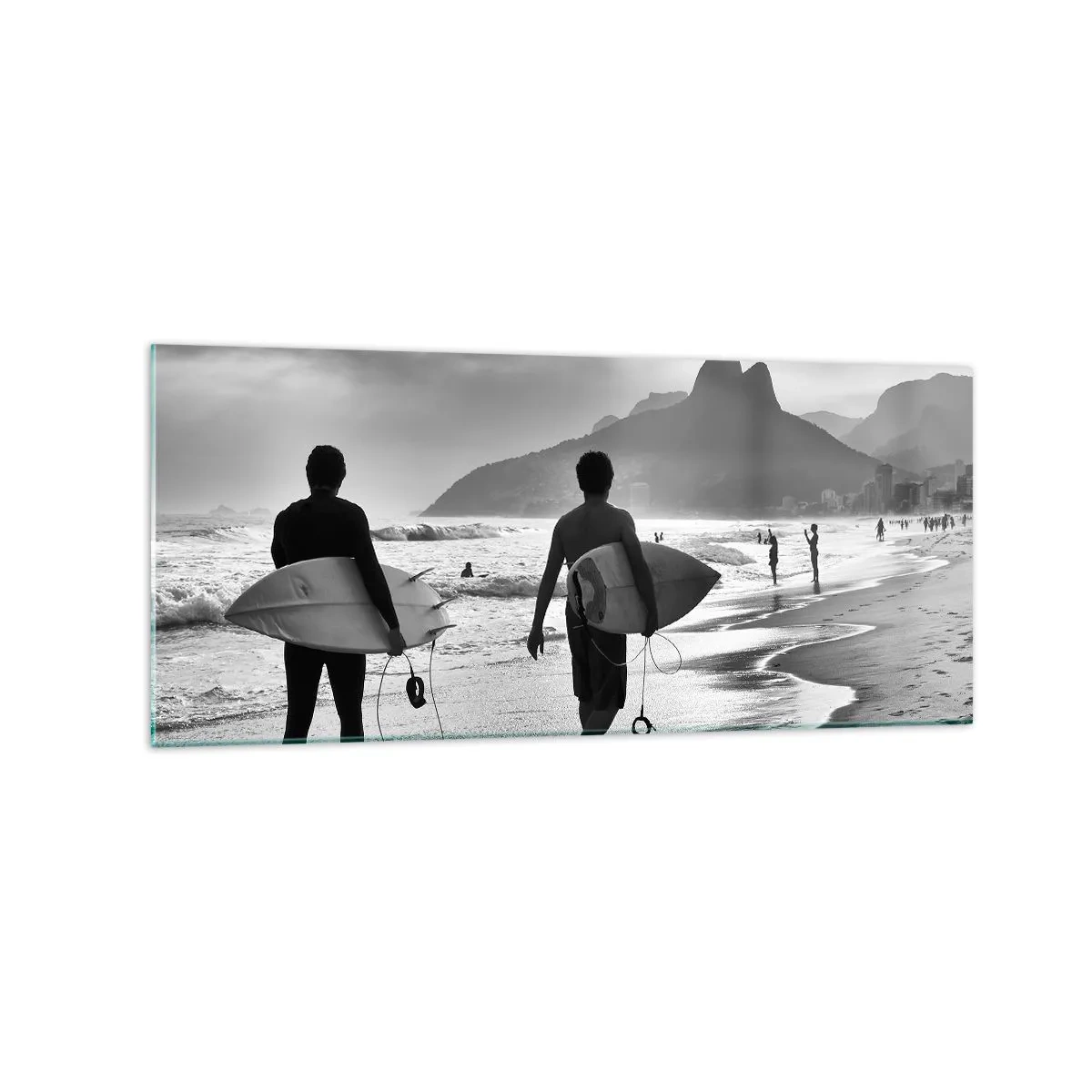 Impression sur verre - Image sur verre - Deux surfeurs marchant sur la plage avec leurs planches en noir et blanc. - 120x50cm - Samba sur une vague - Décoration murale moderne pour le salon et la chambre ARTTOR