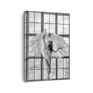 Impression sur toile - Image sur toile - Une femme avec des ailes d'ange sur fond de fenêtre de loft - 50x70cm - La ville des anges? - Décoration murale moderne pour le salon et la chambre ARTTOR