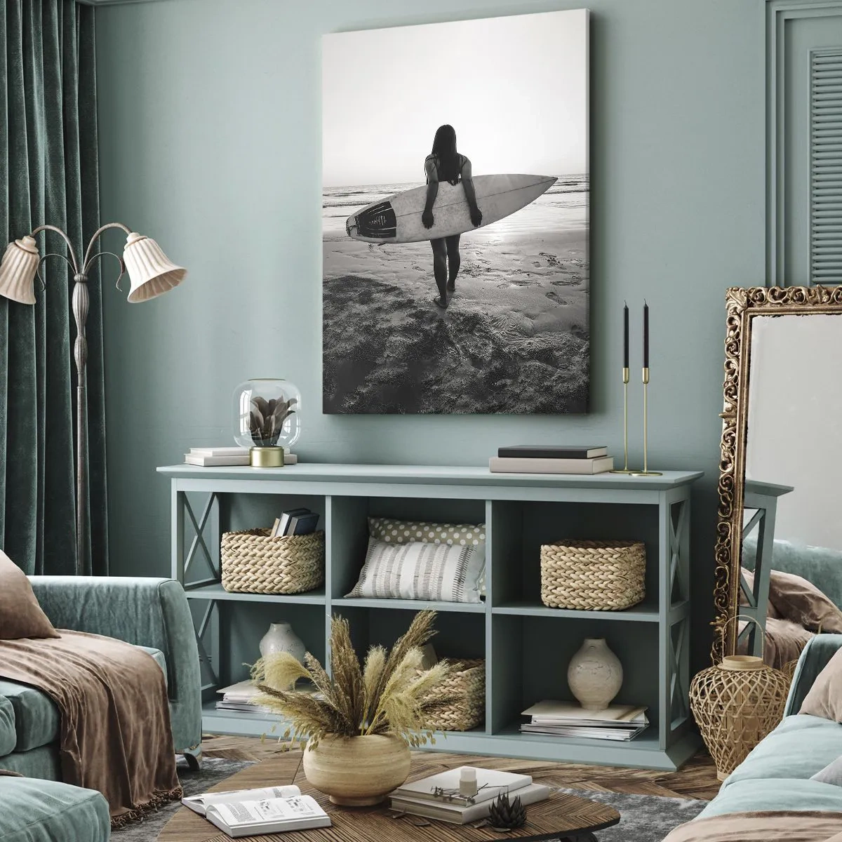 Impression sur toile - Image sur toile - Femme avec planche de surf sur la plage en noir et blanc - 50x70cm - Fille des vagues de la mer - Décoration murale moderne pour le salon et la chambre ARTTOR