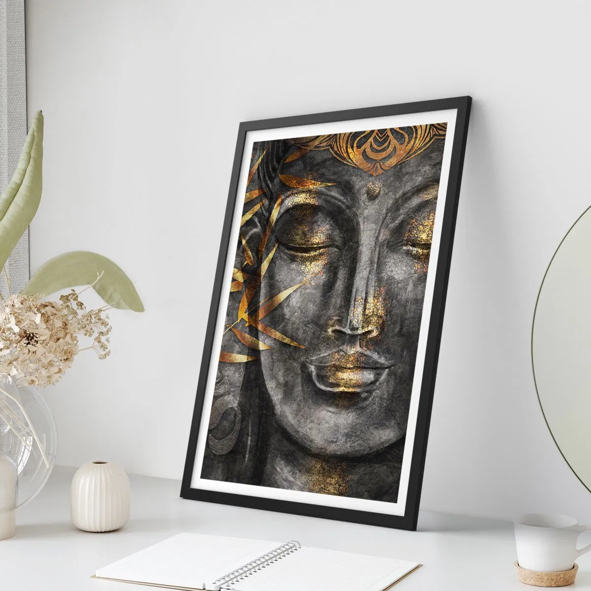Affiche dans un cadre noir - Poster - Portrait de Bouddha avec une lueur dorée et des éléments de feuille de bambou - 50x70cm - Ressentir le calme - Décoration murale moderne pour le salon et la chambre ARTTOR