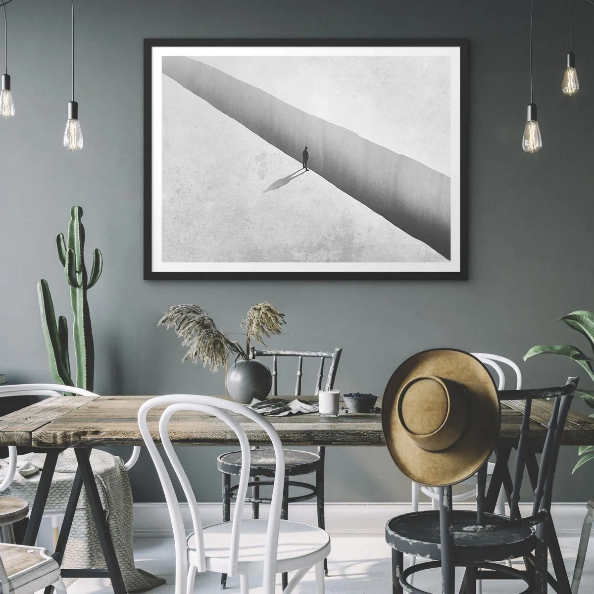 Affiche dans un cadre noir - Poster - Une silhouette solitaire se tient au-dessus d'un gouffre profond dans un décor monochrome. - 100x70cm - Un objectif clair - Décoration murale moderne pour le salon et la chambre ARTTOR