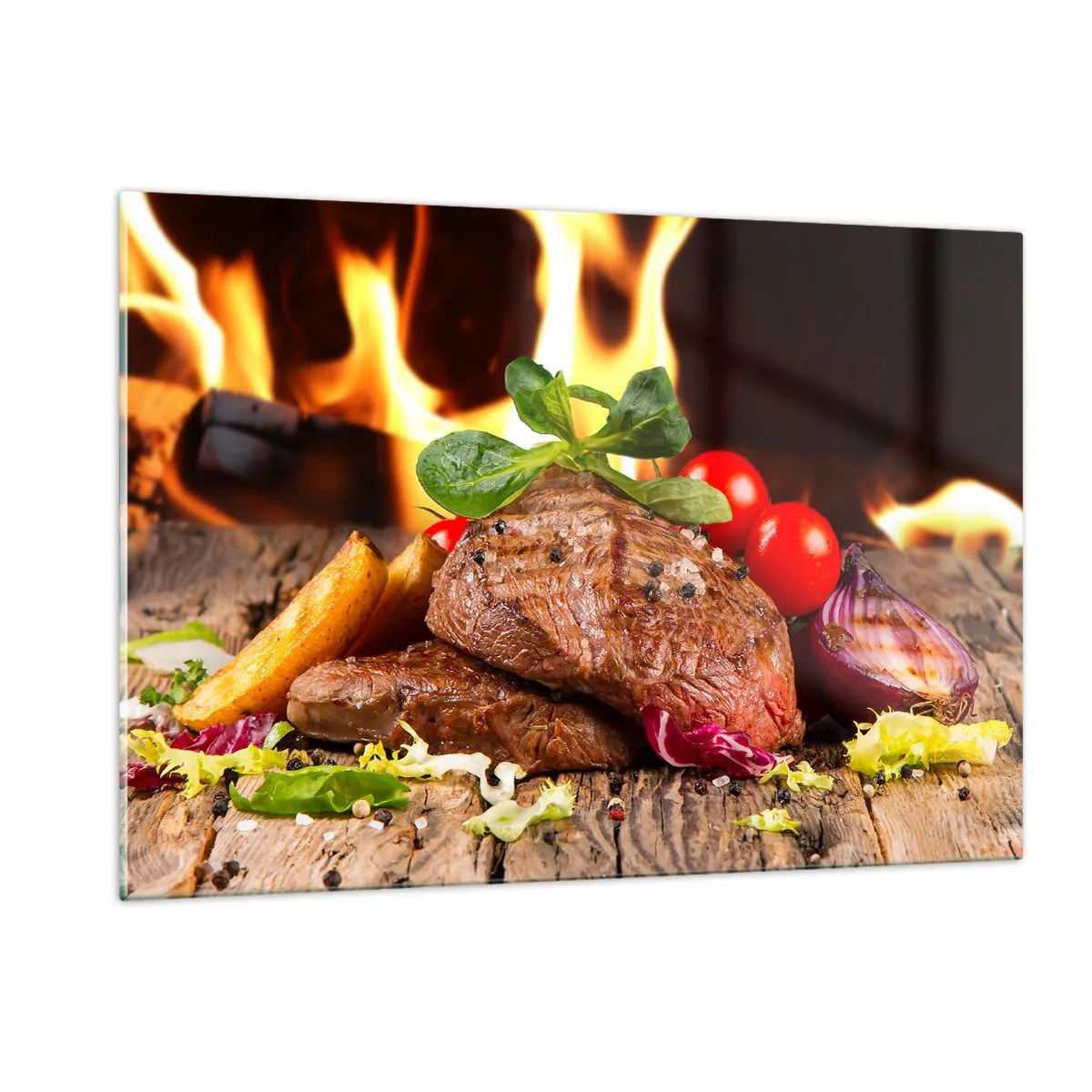 Impression sur verre - Image sur verre - Steak grillé avec légumes sur fond de flammes - 120x80cm - Ensorcelé par la braise - Décoration murale moderne pour le salon et la chambre ARTTOR