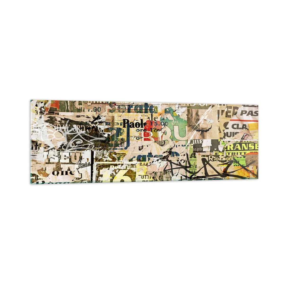 Impression sur verre - Image sur verre - Un collage de fragments de journaux et d'affiches dans un style artistique. - 160x50cm - Oh, il se passe quelque chose... - Décoration murale moderne pour le salon et la chambre ARTTOR