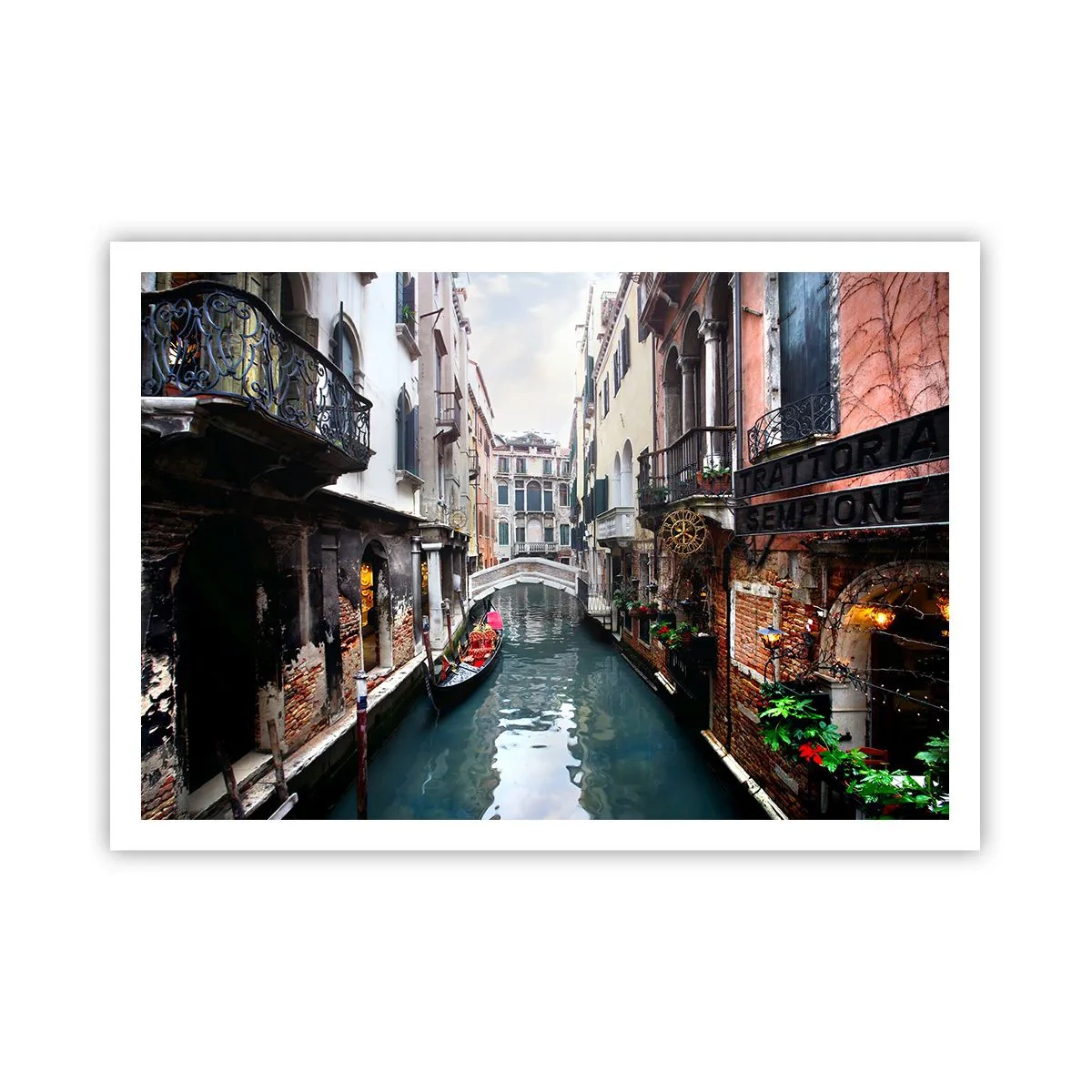 Affiche - Poster - Un canal à Venise avec une gondole et des bâtiments historiques - 100x70cm - Paysage vénitien avec une gondole et un pont - Décoration murale moderne pour le salon et la chambre ARTTOR
