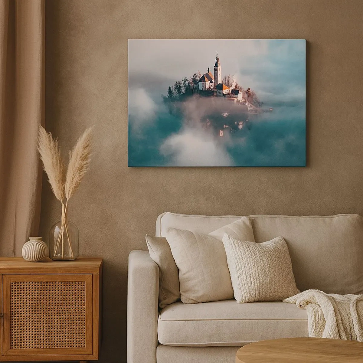 Impression sur toile - Image sur toile - Une île pittoresque avec une église entourée de brouillard - 70x50cm - Île de rêve - Décoration murale moderne pour le salon et la chambre ARTTOR