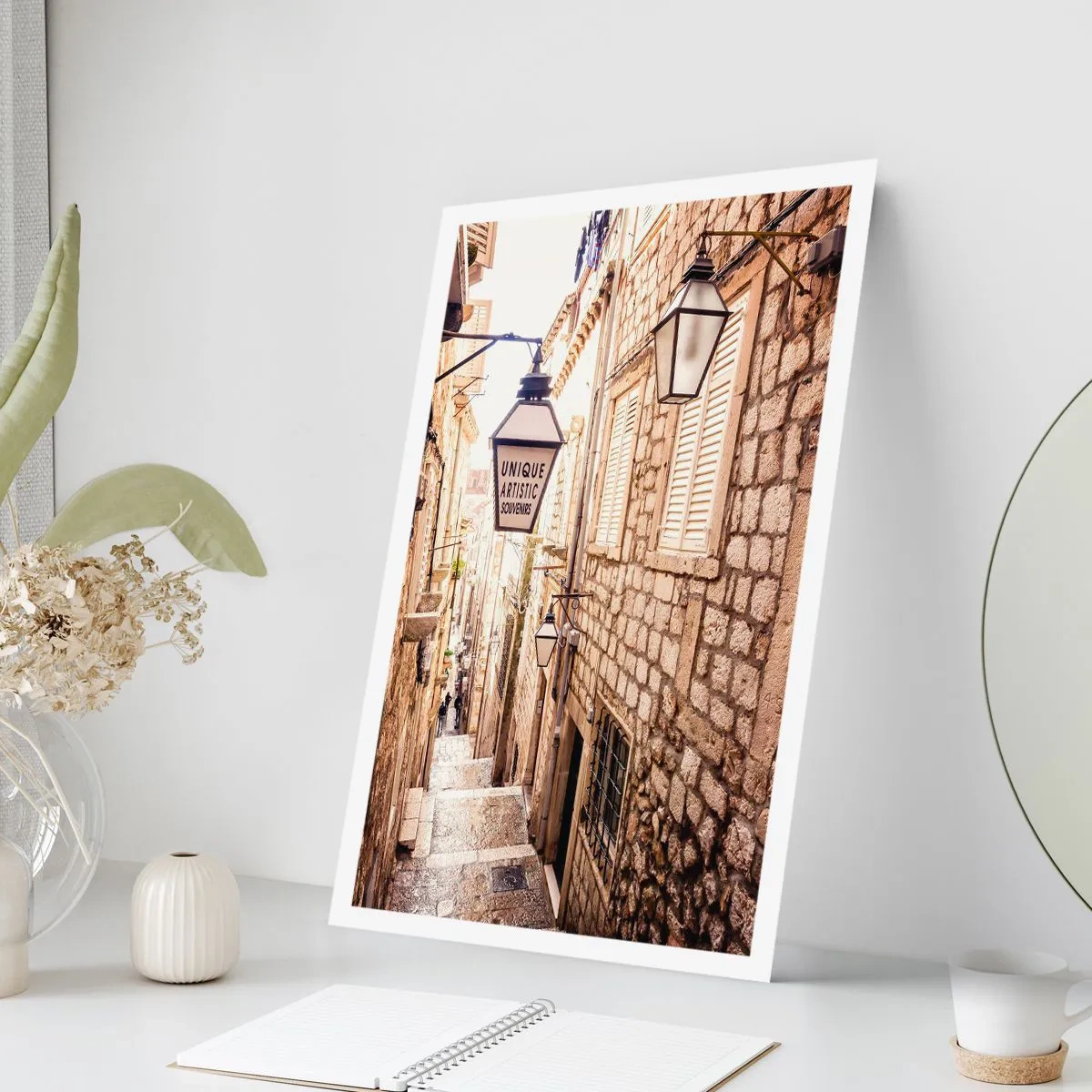 Affiche - Poster - Une charmante rue en pierre avec des lanternes et des escaliers - 50x70cm - Une charmante ruelle - Décoration murale moderne pour le salon et la chambre ARTTOR