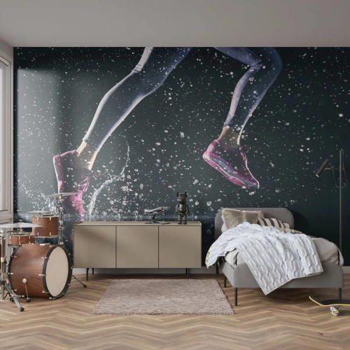 Papier Peint Photo Premium Canvas - Une prise de vue dynamique d'une course sous la pluie sur fond noir - 100x70cm - Combien de force dans les jambes - Décoration murale moderne pour le salon et la chambre ARTTOR