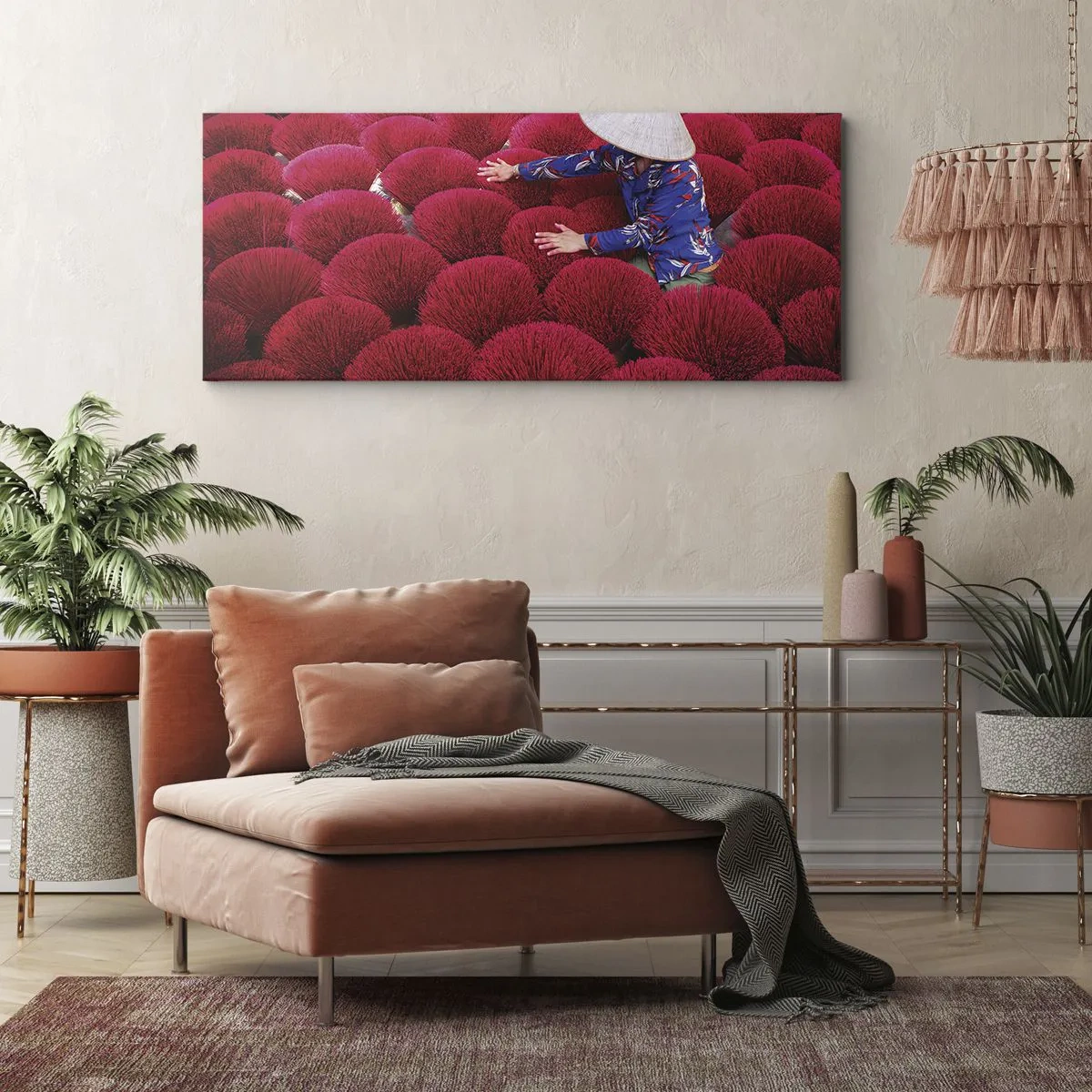 Impression sur toile - Image sur toile - Une femme portant un chapeau traditionnel parmi des bâtons d'encens rouges - 160x50cm - Dans un champ de riz - Décoration murale moderne pour le salon et la chambre ARTTOR