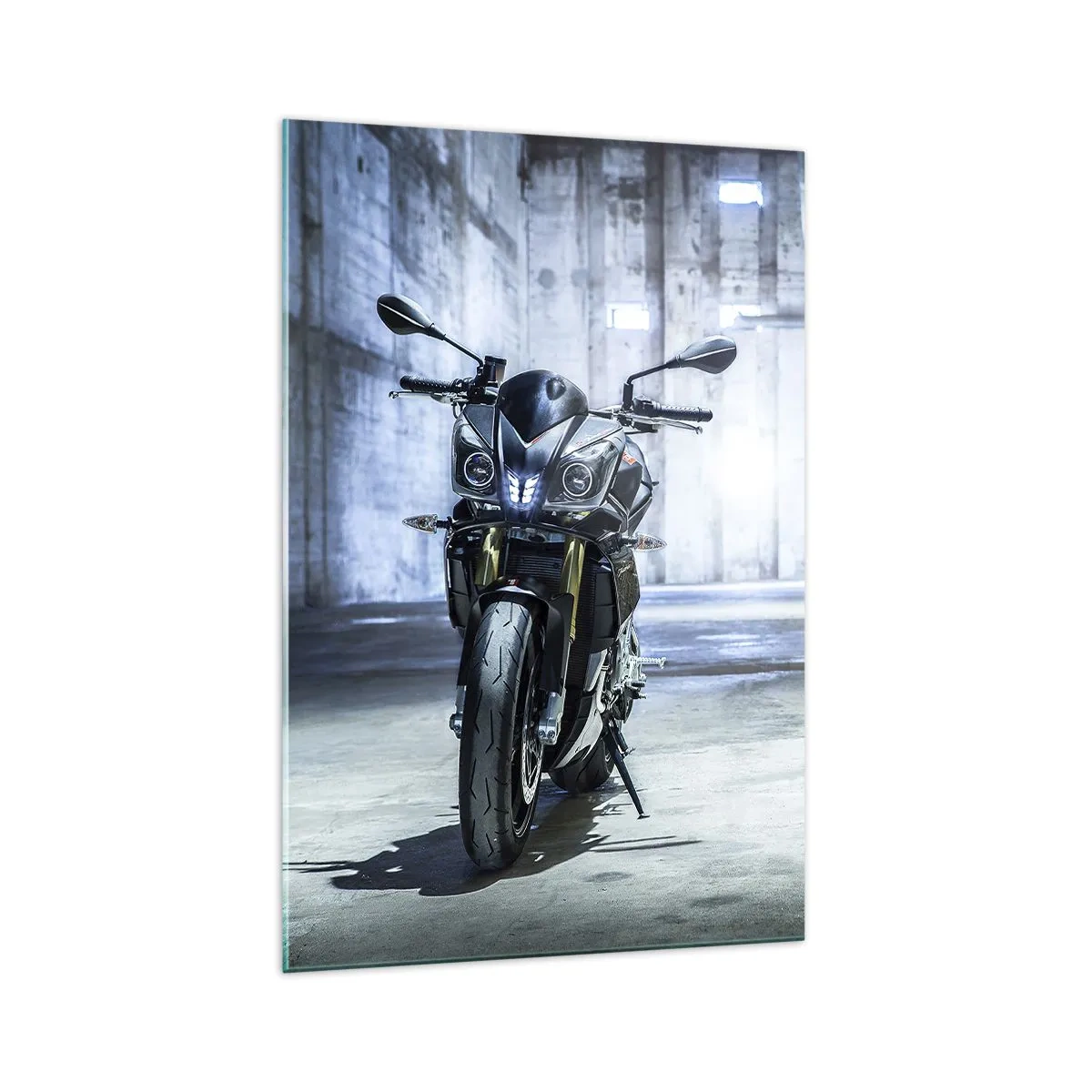 Impression sur verre - Image sur verre - Une moto moderne dans un intérieur industriel - 70x100cm - Avant que le moteur ne rugisse - Décoration murale moderne pour le salon et la chambre ARTTOR