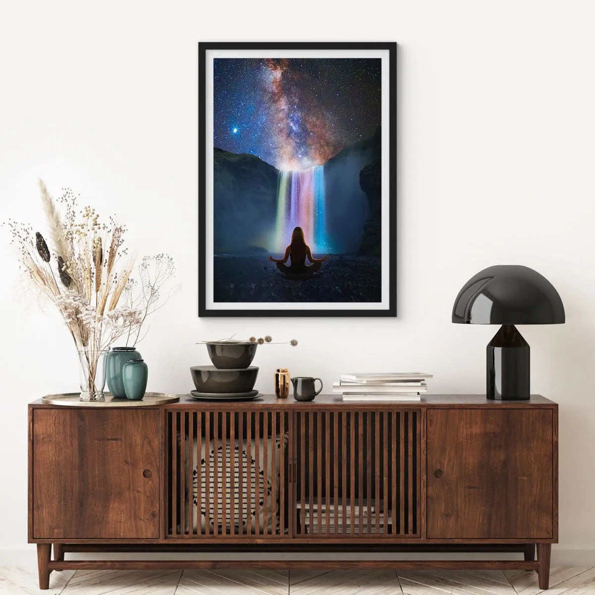 Affiche dans un cadre noir - Poster - Une femme médite près d'une cascade lumineuse sous un ciel étoilé. - 50x70cm - Harmonie absolue - Décoration murale moderne pour le salon et la chambre ARTTOR