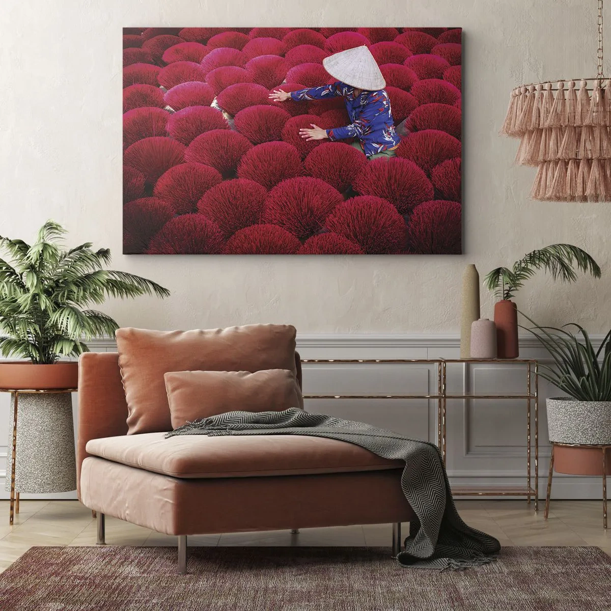 Impression sur toile - Image sur toile - Une femme portant un chapeau traditionnel parmi des bâtons d'encens rouges - 70x50cm - Dans un champ de riz - Décoration murale moderne pour le salon et la chambre ARTTOR