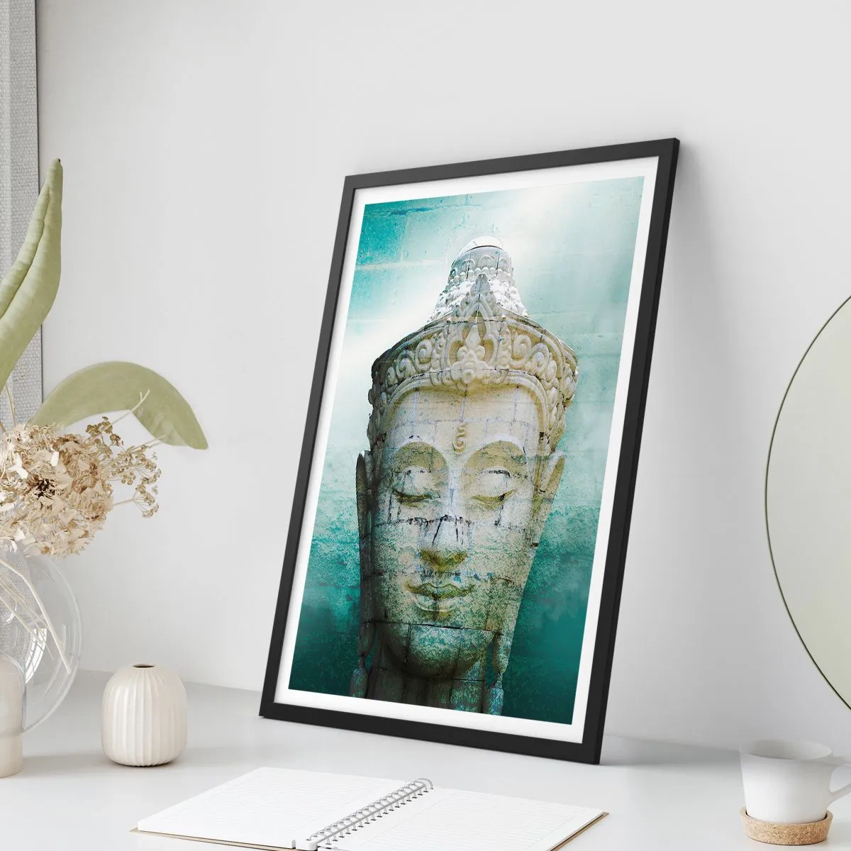 Affiche dans un cadre noir - Poster - Une statue de Bouddha sur un fond de subtiles nuances de vert - 50x70cm - A la recherche de la lumière - Décoration murale moderne pour le salon et la chambre ARTTOR