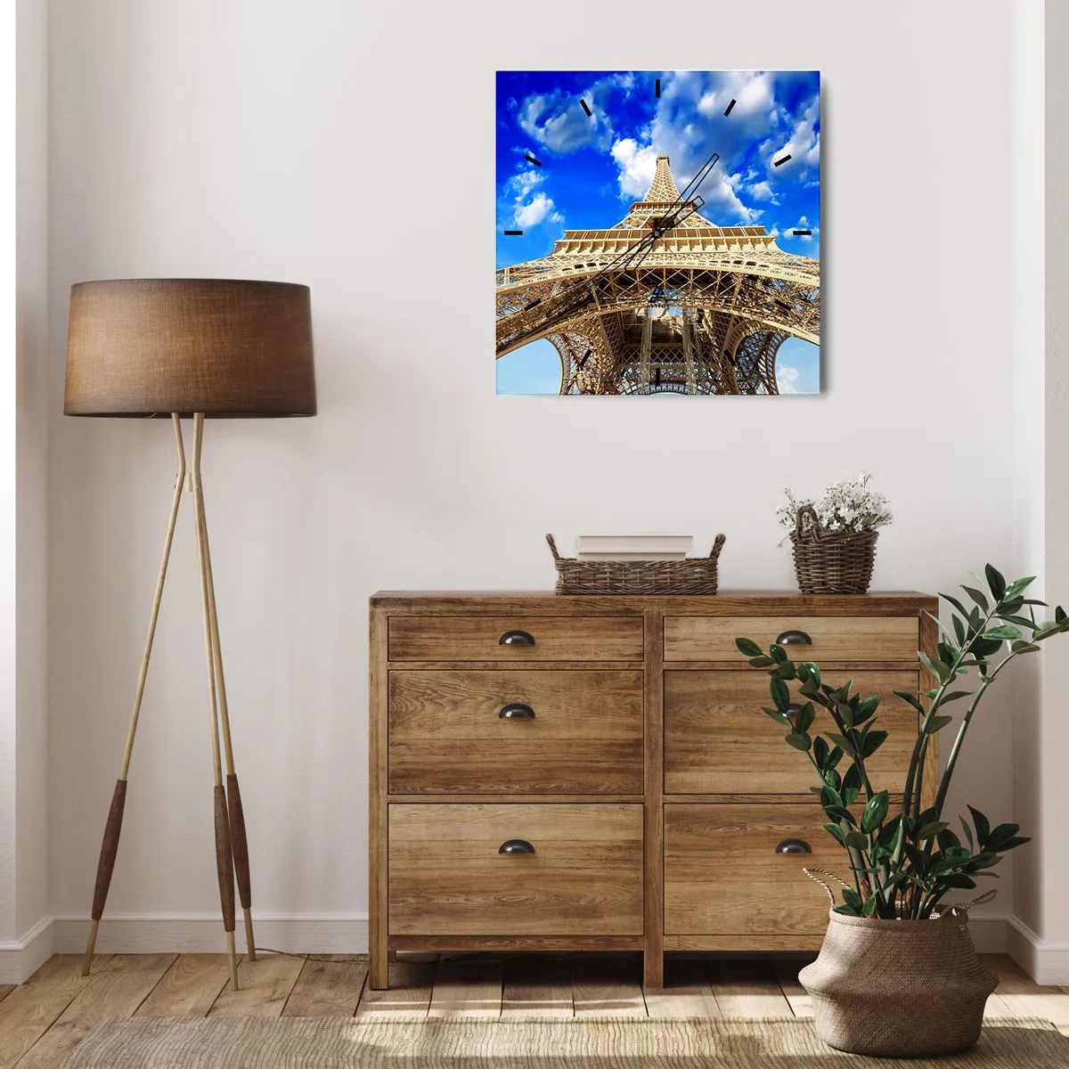 Horloge murale - Pendule murale - La Tour Eiffel vue d'en bas contre un ciel bleu - 30x30cm - Atteindre le ciel et les nuages - Décoration murale moderne pour le salon et la chambre ARTTOR