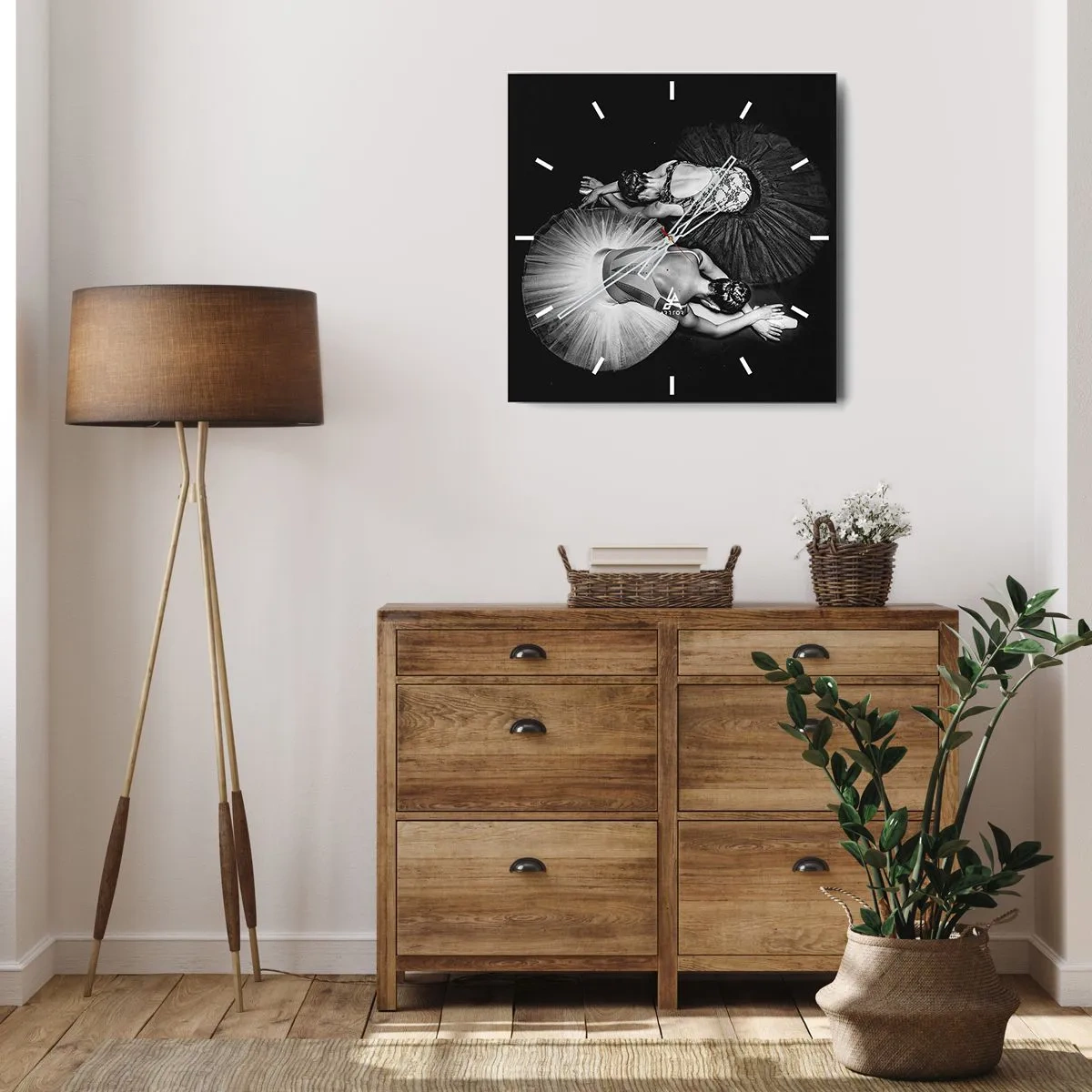 Horloge murale - Pendule murale - Une image en noir et blanc de deux ballerines dans une pose dynamique. - 30x30cm - Jin et jang – équilibre idéal - Décoration murale moderne pour le salon et la chambre ARTTOR