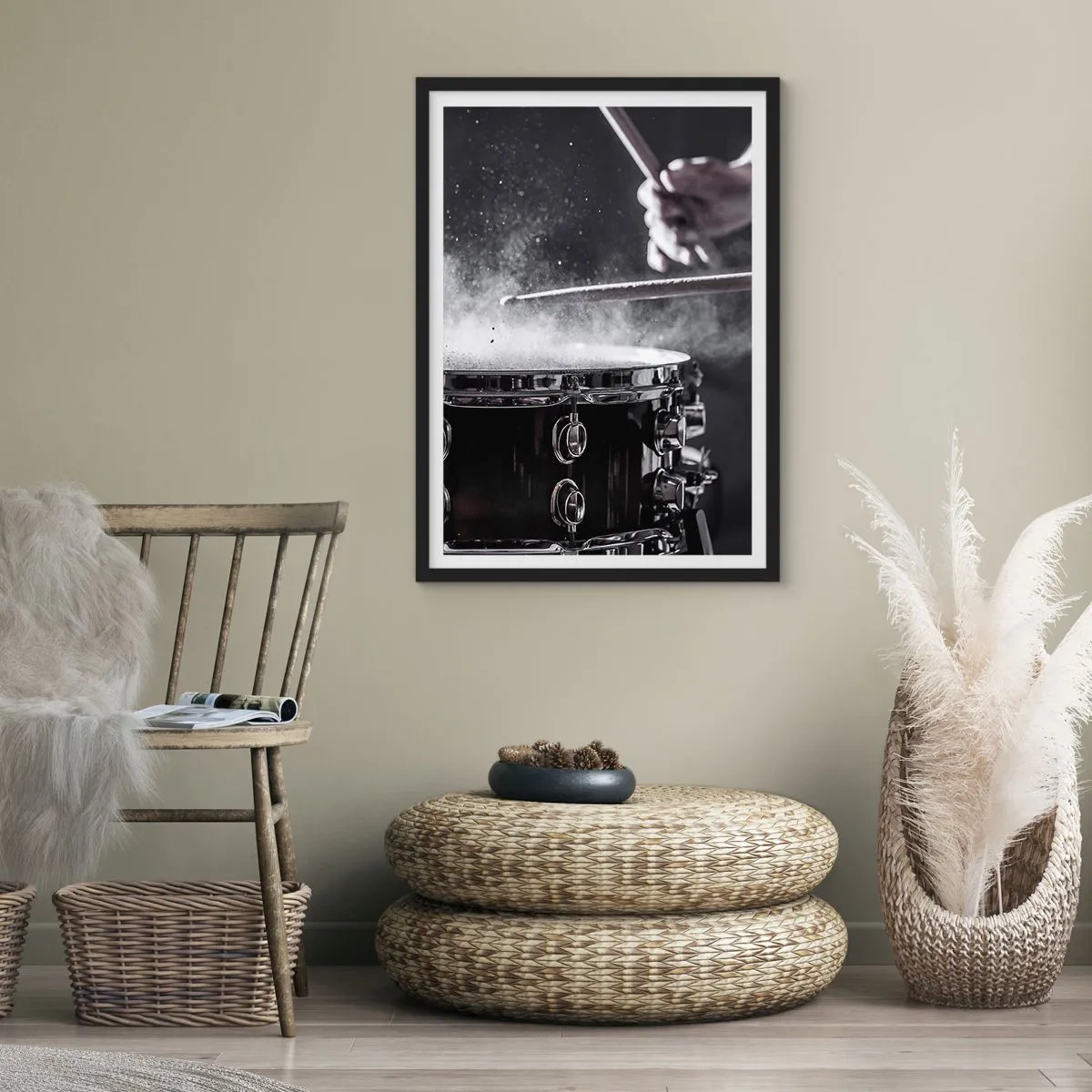 Affiche dans un cadre noir - Poster - Tambours frappés avec des baguettes avec un effet de pulvérisation de poudre - 50x70cm - Tempo de la musique - Décoration murale moderne pour le salon et la chambre ARTTOR