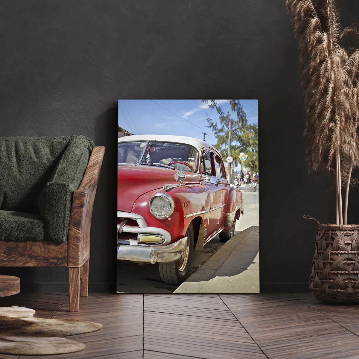 Impression sur toile - Image sur toile - Une voiture classique rouge garée dans la rue par une journée ensoleillée - 70x100cm - Seulement à Cuba - Décoration murale moderne pour le salon et la chambre ARTTOR