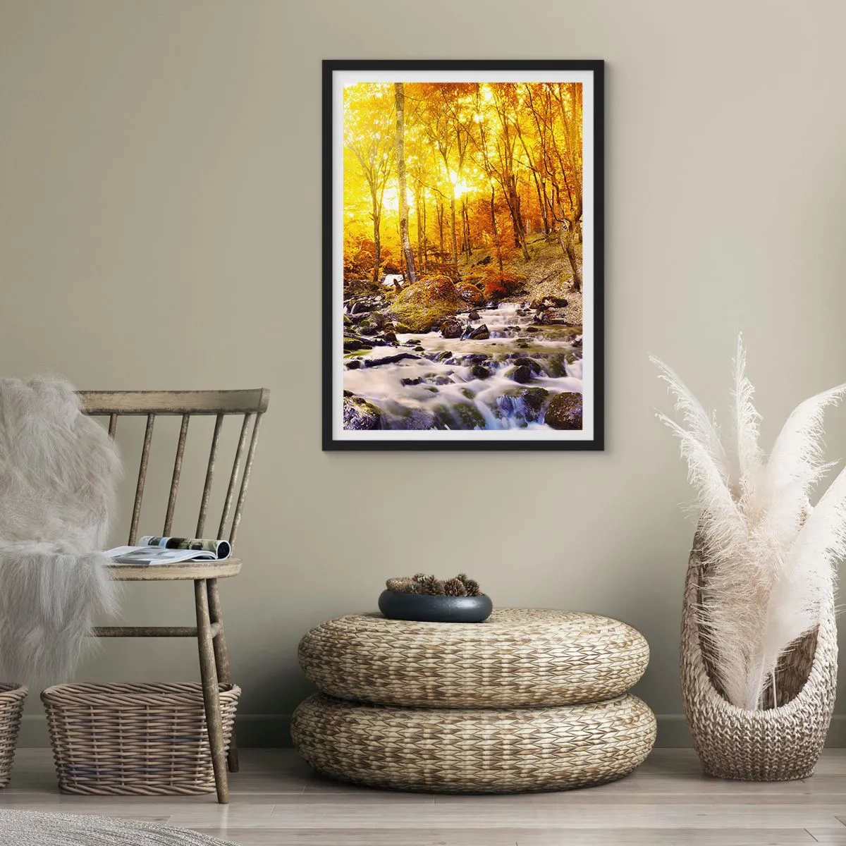 Affiche dans un cadre noir - Poster - Forêt d'automne avec un ruisseau impétueux à la lumière du soleil couchant - 50x70cm - Pierres serties d'or et de platine - Décoration murale moderne pour le salon et la chambre ARTTOR
