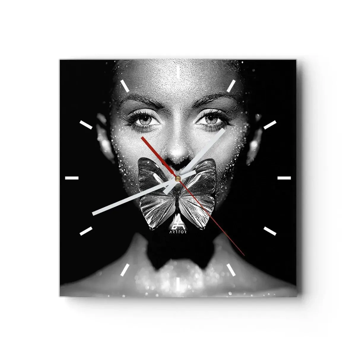 Horloge murale - Pendule murale - Visage de femme en noir et blanc avec un papillon sur les lèvres - 30x30cm - Baiser papillon - Décoration murale moderne pour le salon et la chambre ARTTOR