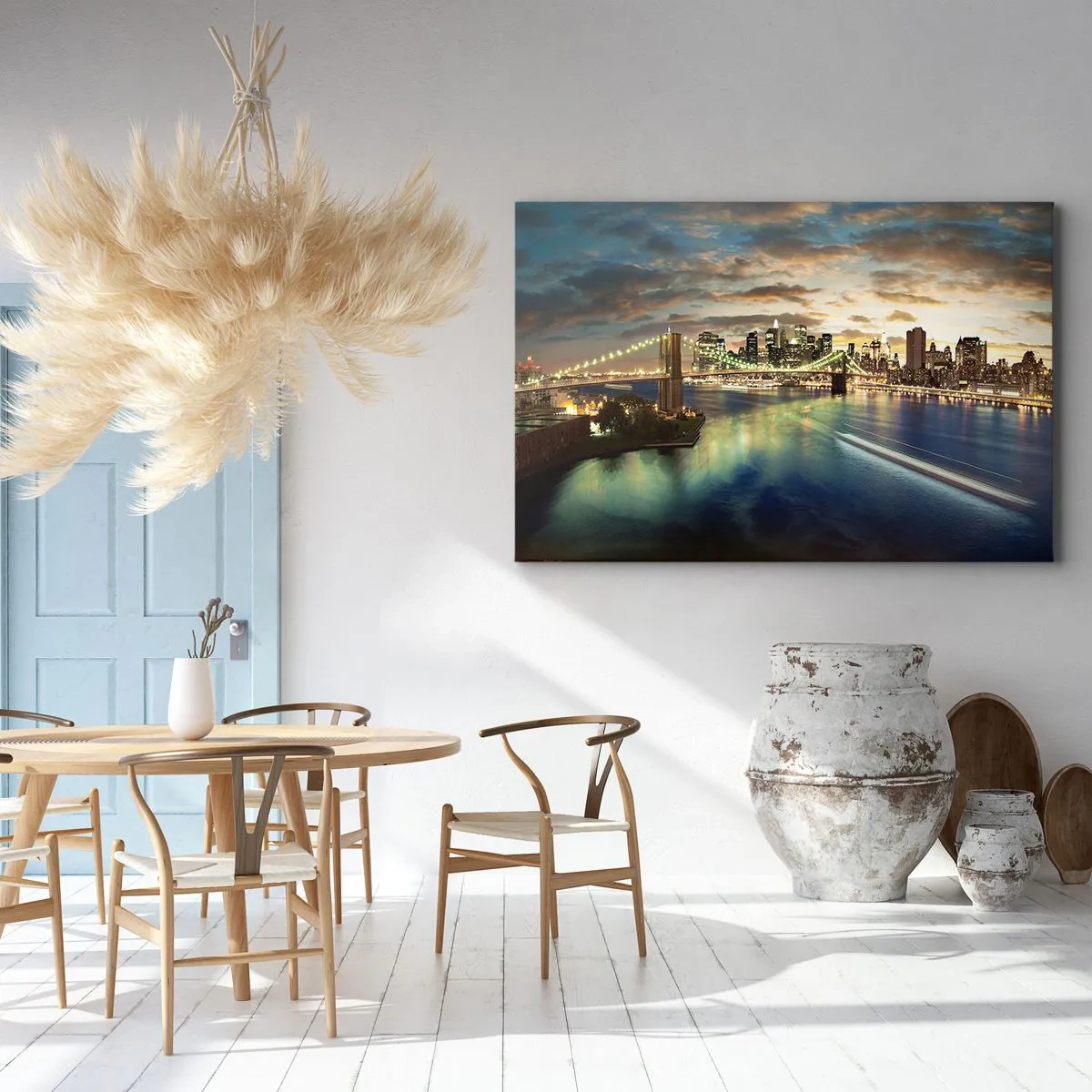 Impression sur toile - Image sur toile - Un pont illuminé avec la ville en arrière-plan, avec des lumières reflétées dans l'eau. - 100x70cm - Une soirée lumineuse sur Manhattan - Décoration murale moderne pour le salon et la chambre ARTTOR