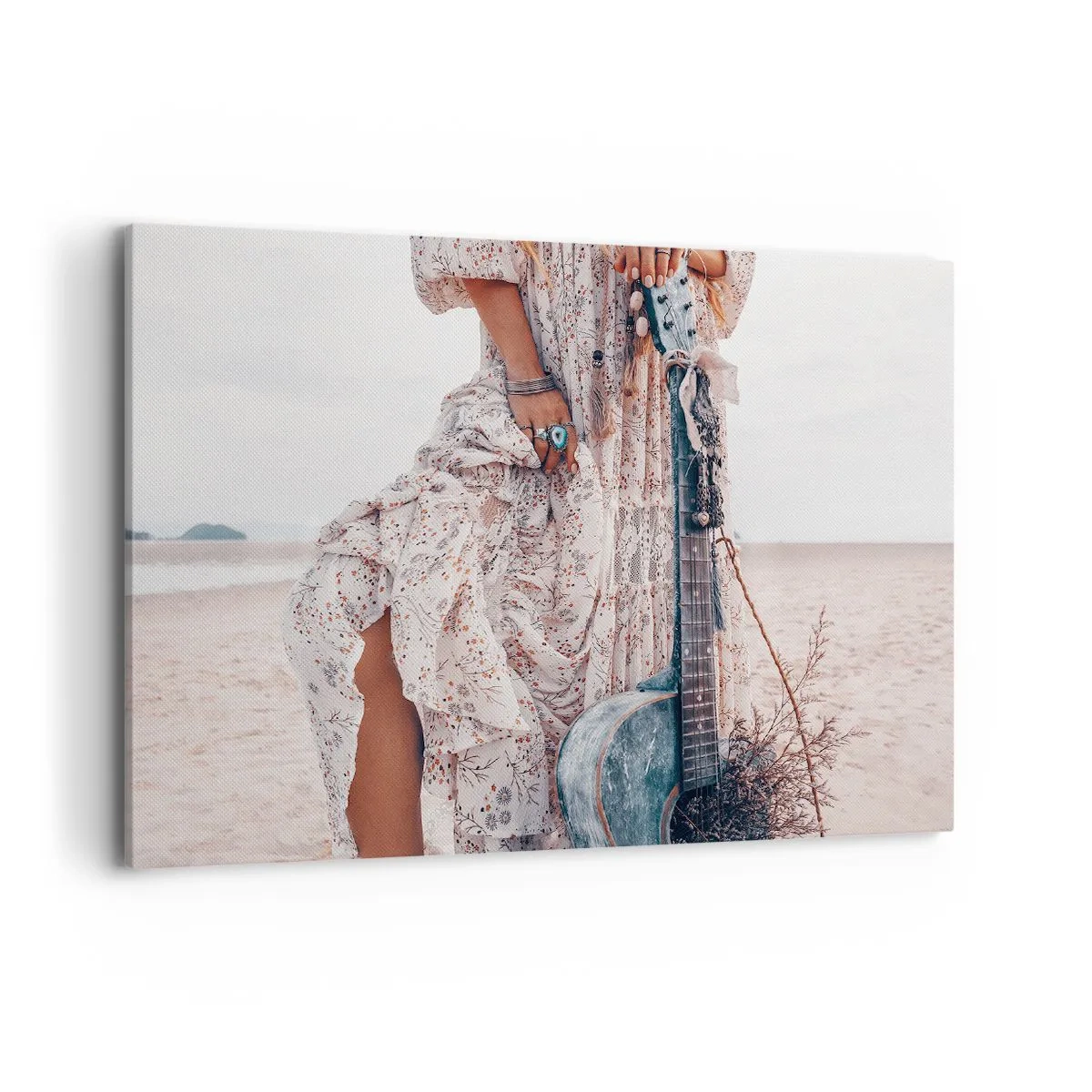 Impression sur toile - Image sur toile - Femme de style bohème avec guitare sur la plage - 100x70cm - Enfant de fleur en route - Décoration murale moderne pour le salon et la chambre ARTTOR