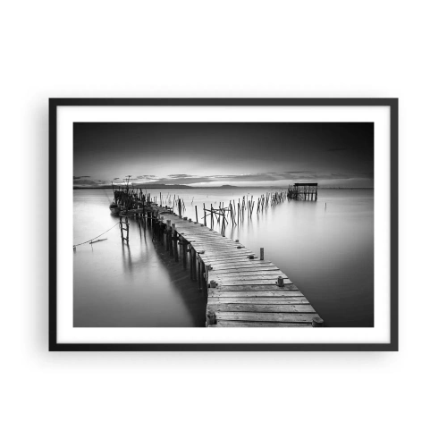 Affiche dans un cadre noir - Poster - Une jetée en bois sur un lac calme dans des tons de gris - 70x50cm - La paix d'un rivage oublié - Décoration murale moderne pour le salon et la chambre ARTTOR