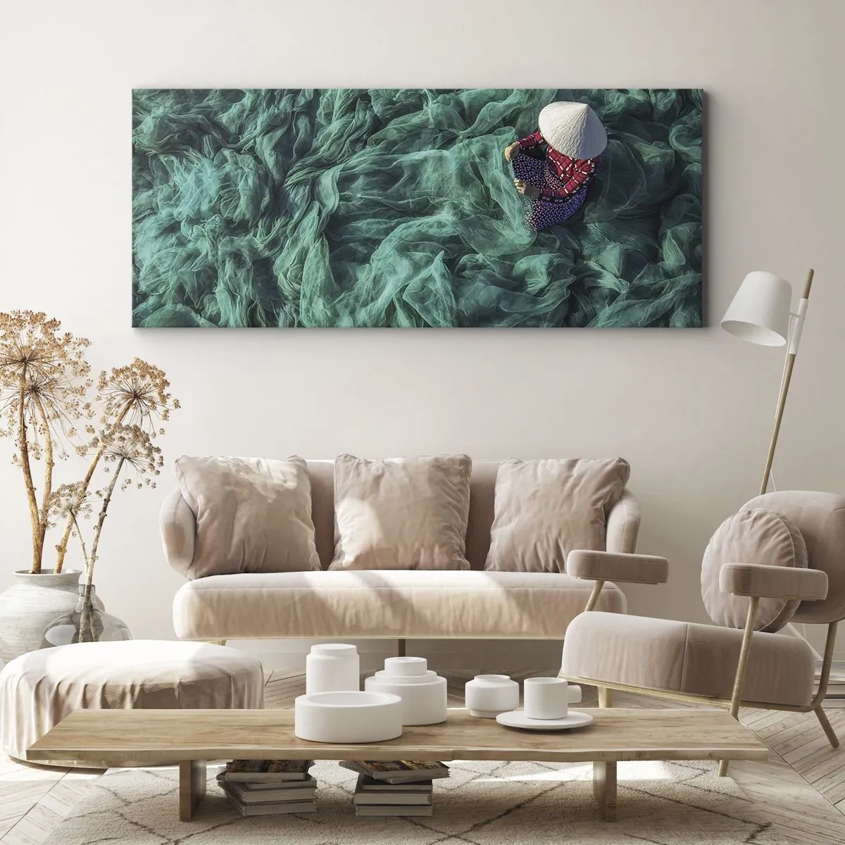 Impression sur toile - Image sur toile - Une personne avec un chapeau parmi des filets de pêche verts - 120x50cm - Dans une mer de filet - Décoration murale moderne pour le salon et la chambre ARTTOR