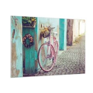 Impression sur verre - Image sur verre - Un vélo rose appuyé contre un mur avec des fleurs dans des paniers, sur un fond pastel. - 100x70cm - Je reviens tout de suite - Décoration murale moderne pour le salon et la chambre ARTTOR