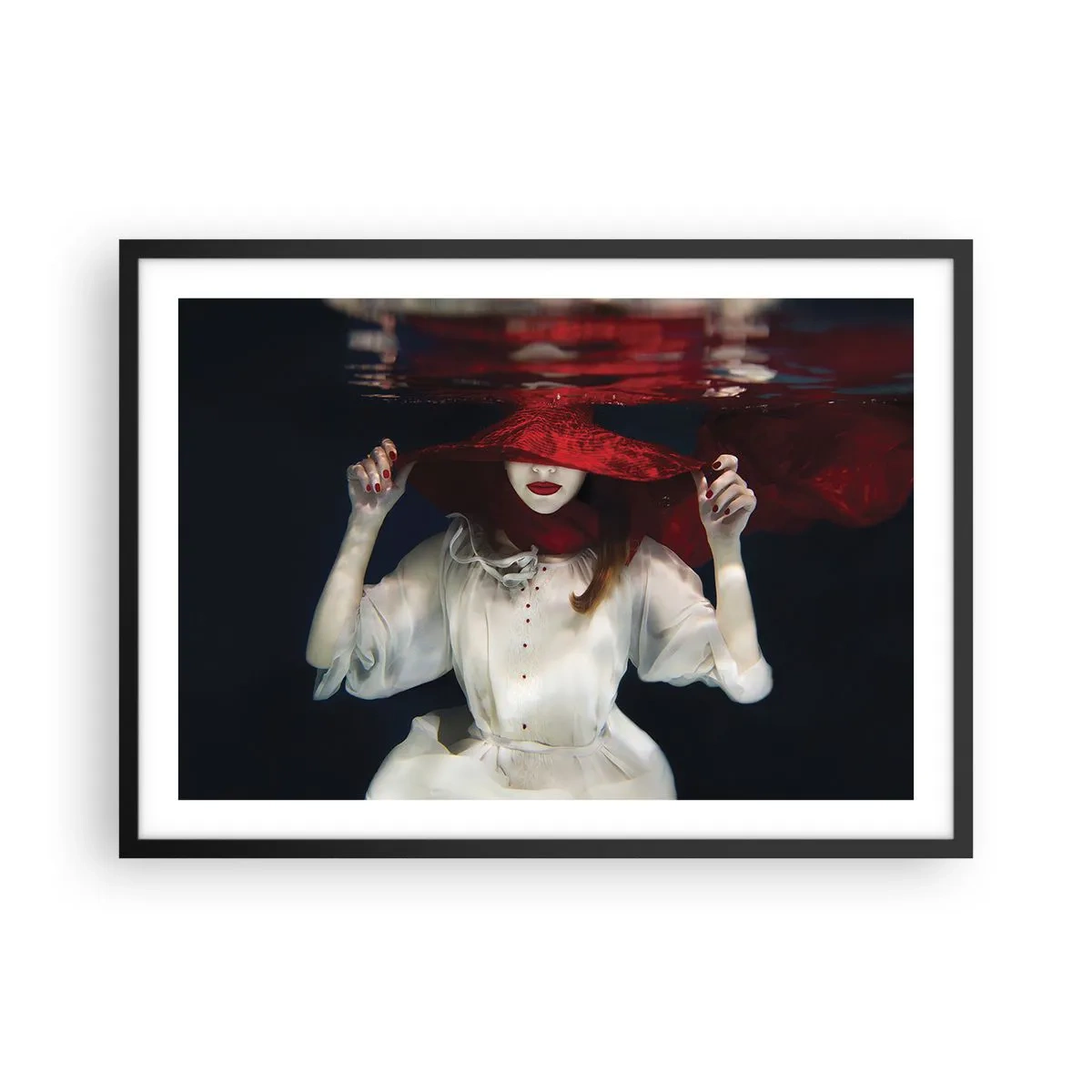 Affiche dans un cadre noir - Poster - Une femme avec un chapeau rouge immergée dans l'eau - 70x50cm - Femme mystérieuse - Décoration murale moderne pour le salon et la chambre ARTTOR